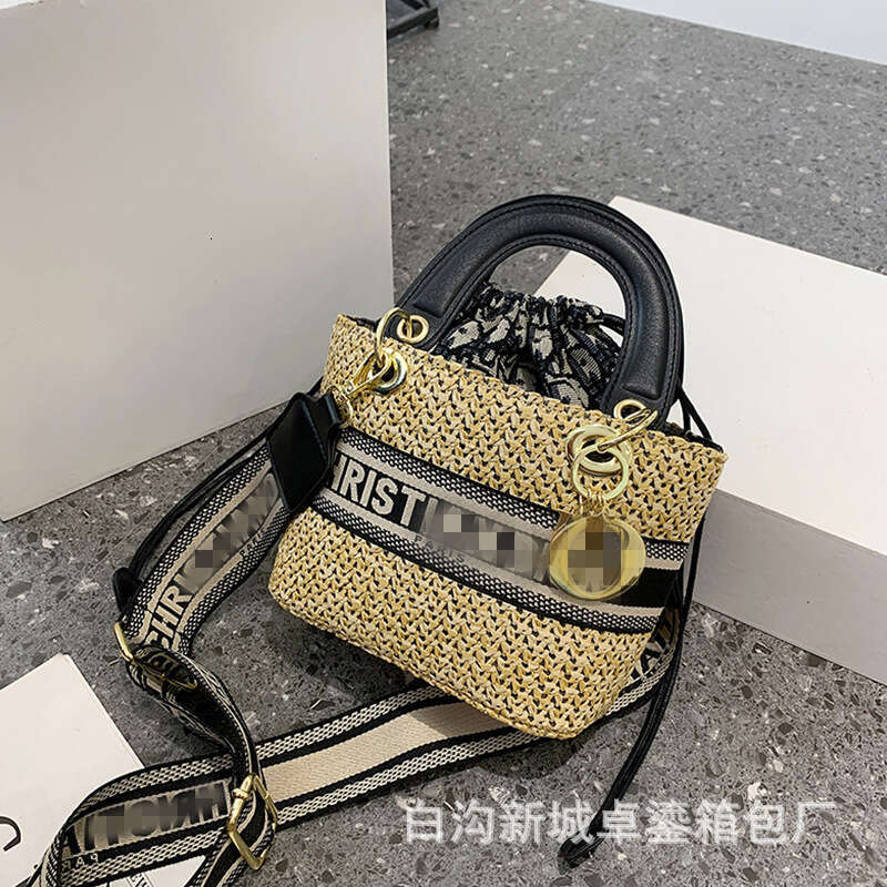 Fashionable hand-held small for women, 2024 summer new high-end grass woven bag, one shoulder vegetable basket bag