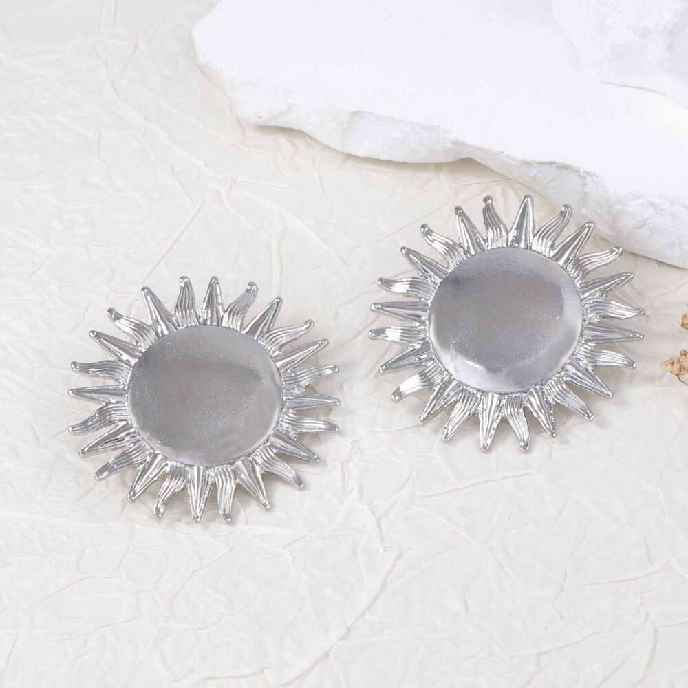 Fashion Minimalist Alloy Sunflower Earrings - Retro Versatile Beach Style Women's Light Luxury Studs