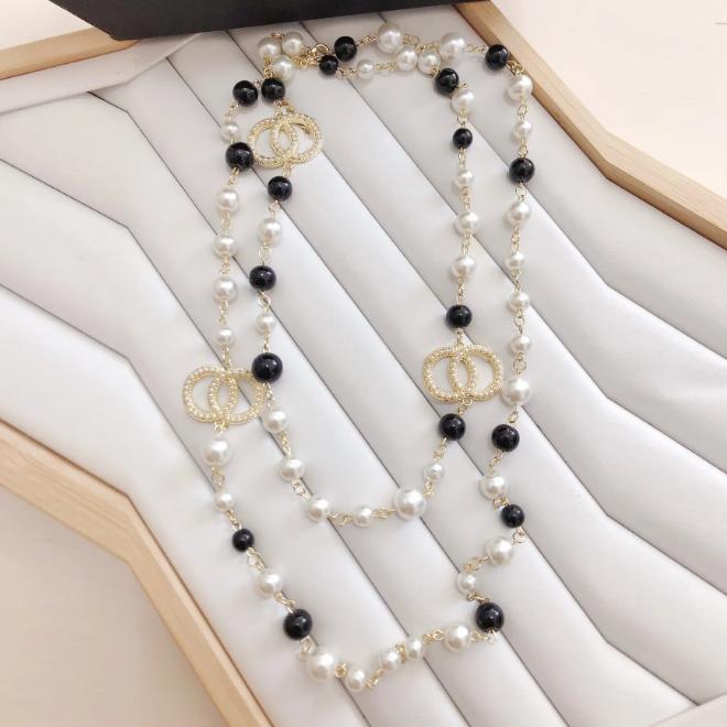 Newest Luxury Designer Black White Pearl Necklace Chain Crystal Rhinestone Round Letter Pearl Necklaces Sweater Chain Accessories Party Love Gifts