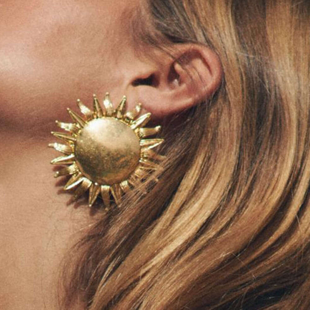 Fashion Minimalist Alloy Sunflower Earrings - Retro Versatile Beach Style Women's Light Luxury Studs