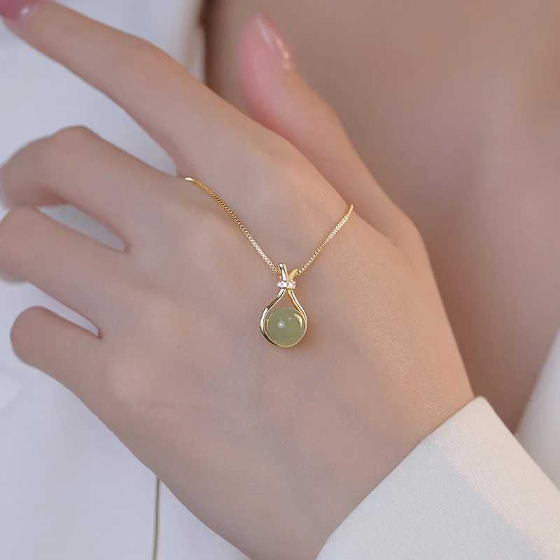 Stainless steel fashionable light green jade pendant necklace suitable for women fashionable retro style womens Kravik chain jewelryT250331