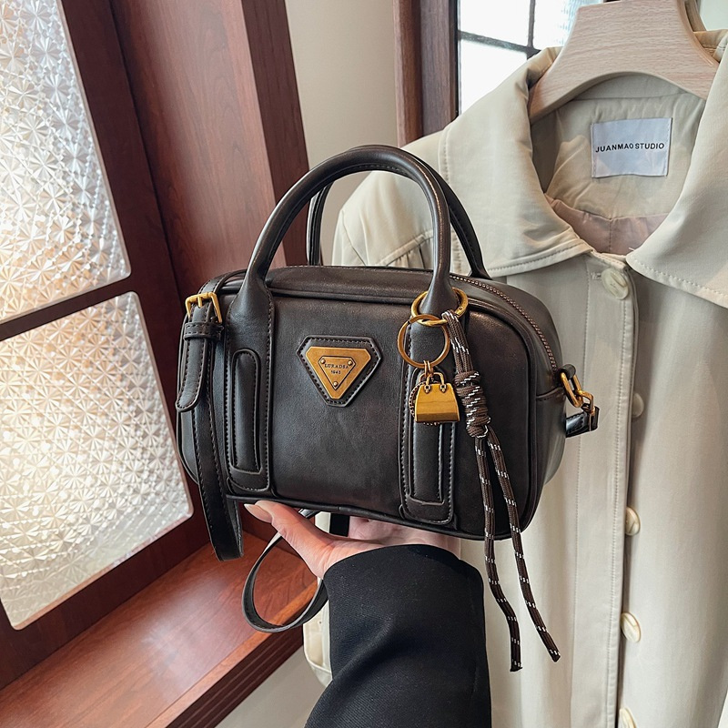 Designer Free Shipping 2025 New Fashionable Commuting Elegant Sand Zipper Bowling Single Shoulder Crossbody Bag For Womens Designer Bag Luxury Bag Tot