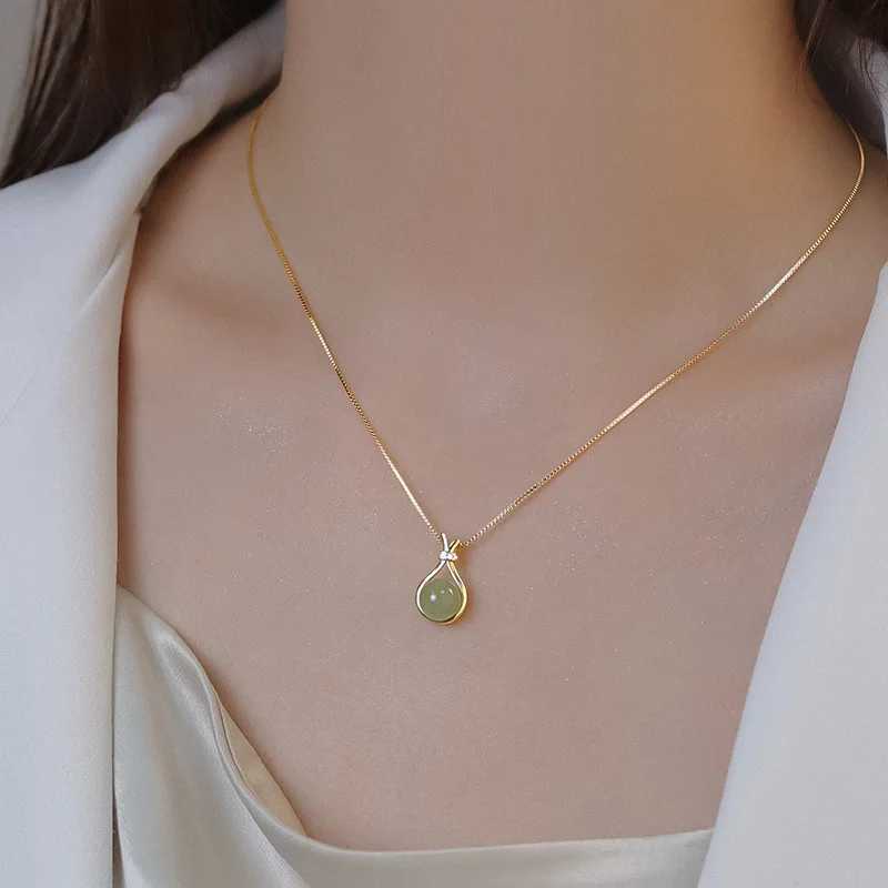 Stainless steel fashionable light green jade pendant necklace suitable for women fashionable retro style womens Kravik chain jewelryT250331