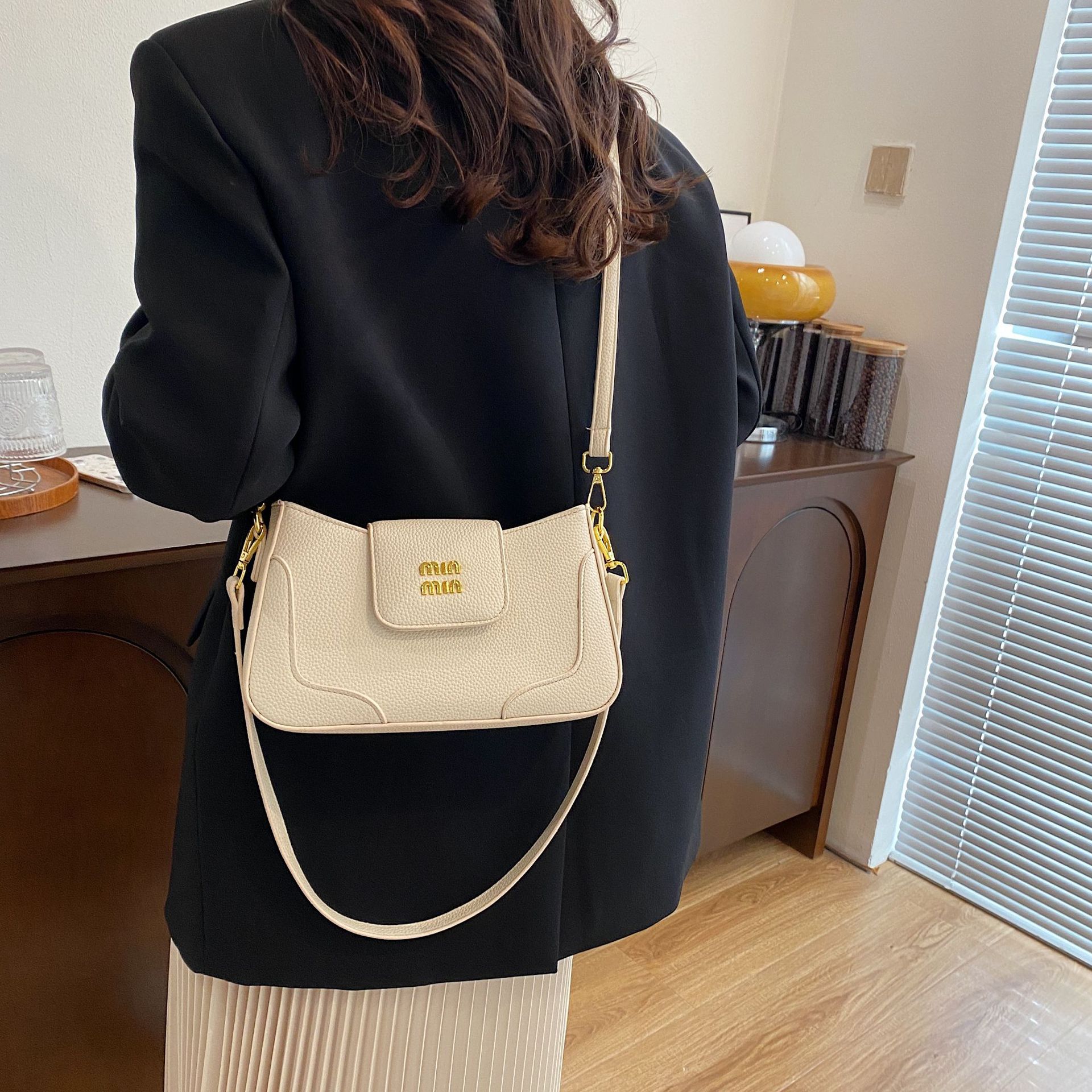 Crossbody bag small square armpit crescent bag women's new fashion temperament simple everything single shoulder 2025