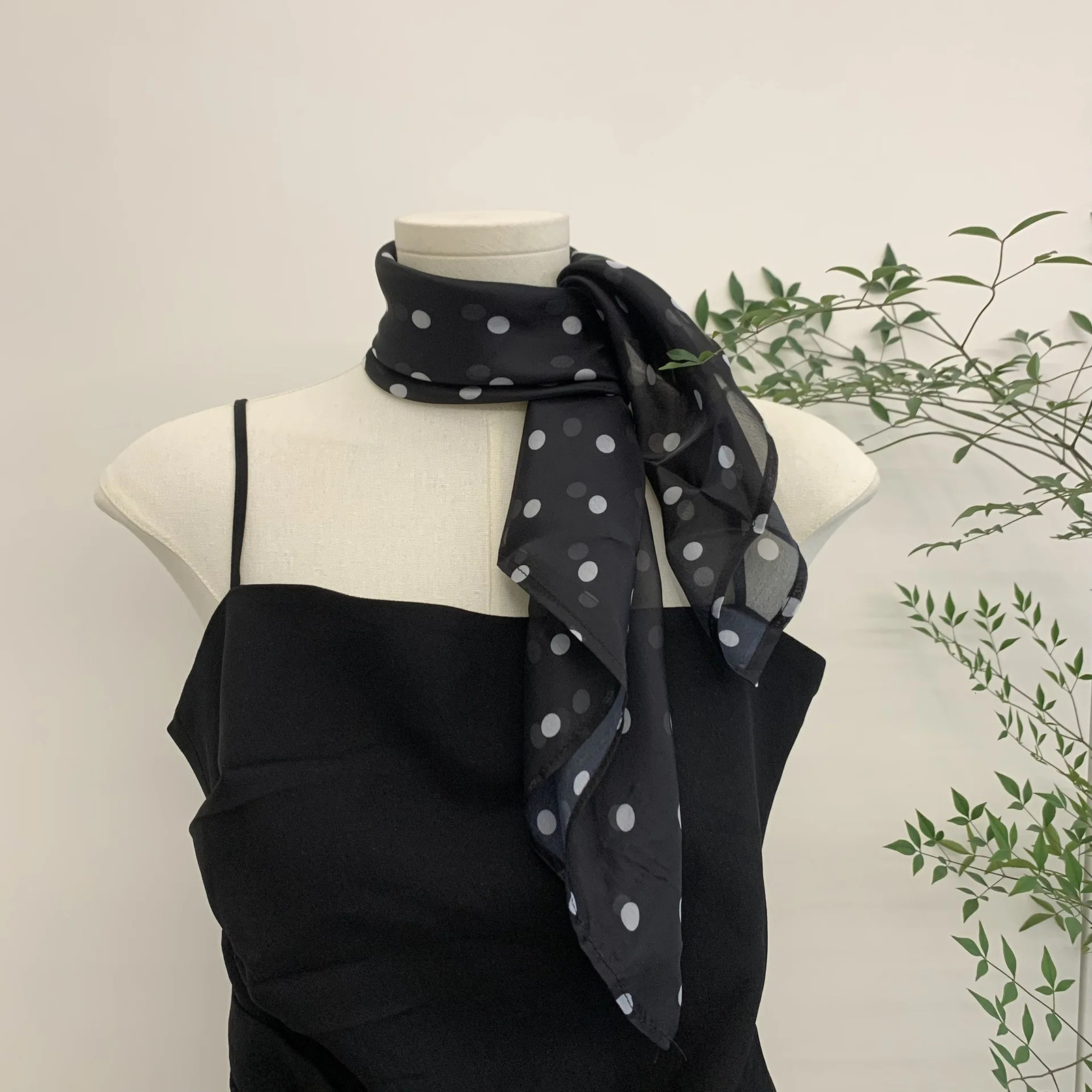 Vintage black polka dot Chinese square scarf Communicating Versatile neck protection high-end temperature niche neck 250430