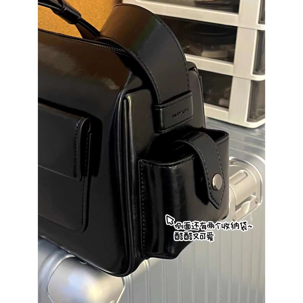 Cool spicy fashion women's 2025 spring new item, niche, simple and versatile shoulder bag, high-end Boston motorcycle bag