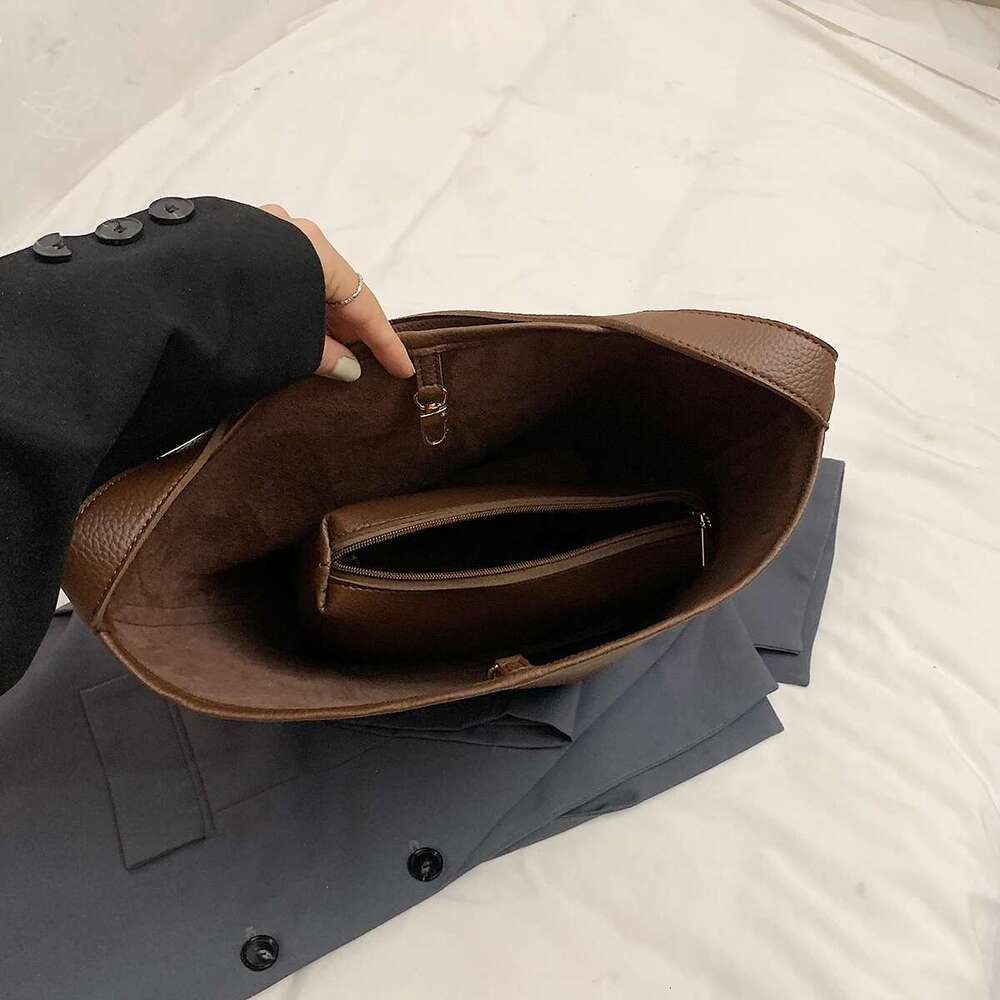 Simple high sense of fashion portable bucket large volume sub-package monochrome shoulder bag