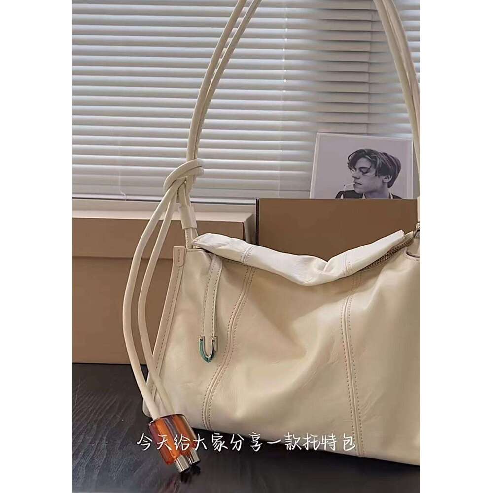 Light luxury high-end sensation explosive single shoulder 2025 new commuting tote wrinkled soft leather niche armpit bag
