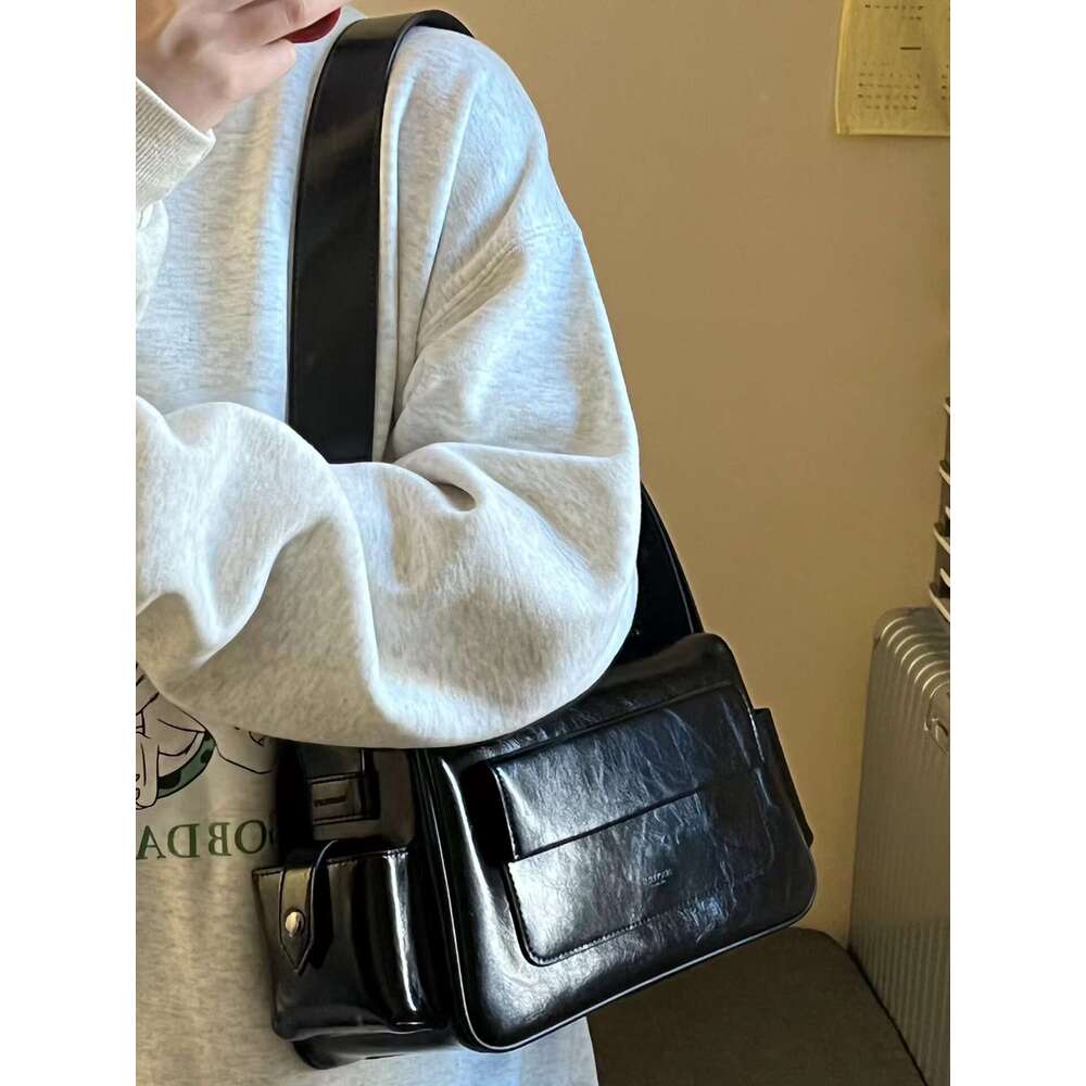 Cool spicy fashion women's 2025 spring new item, niche, simple and versatile shoulder bag, high-end Boston motorcycle bag
