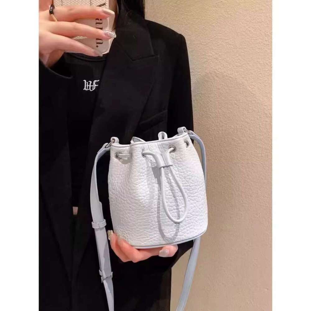 2025 summer new niche armpit fresh, simple, high-end feeling bucket commuting bag, versatile crossbody bag