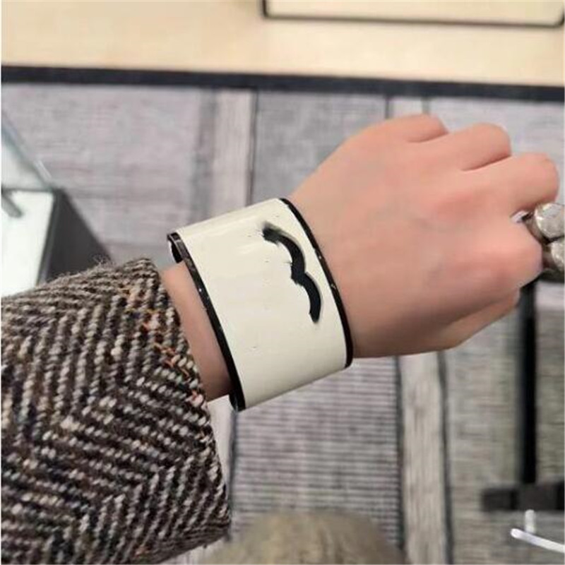 Chic Designer Letter Bracelets Jelly Letter Candy Color Acrylic Open Bangle Fashion Women Bracelet Luxury Jewelry for Gift Party