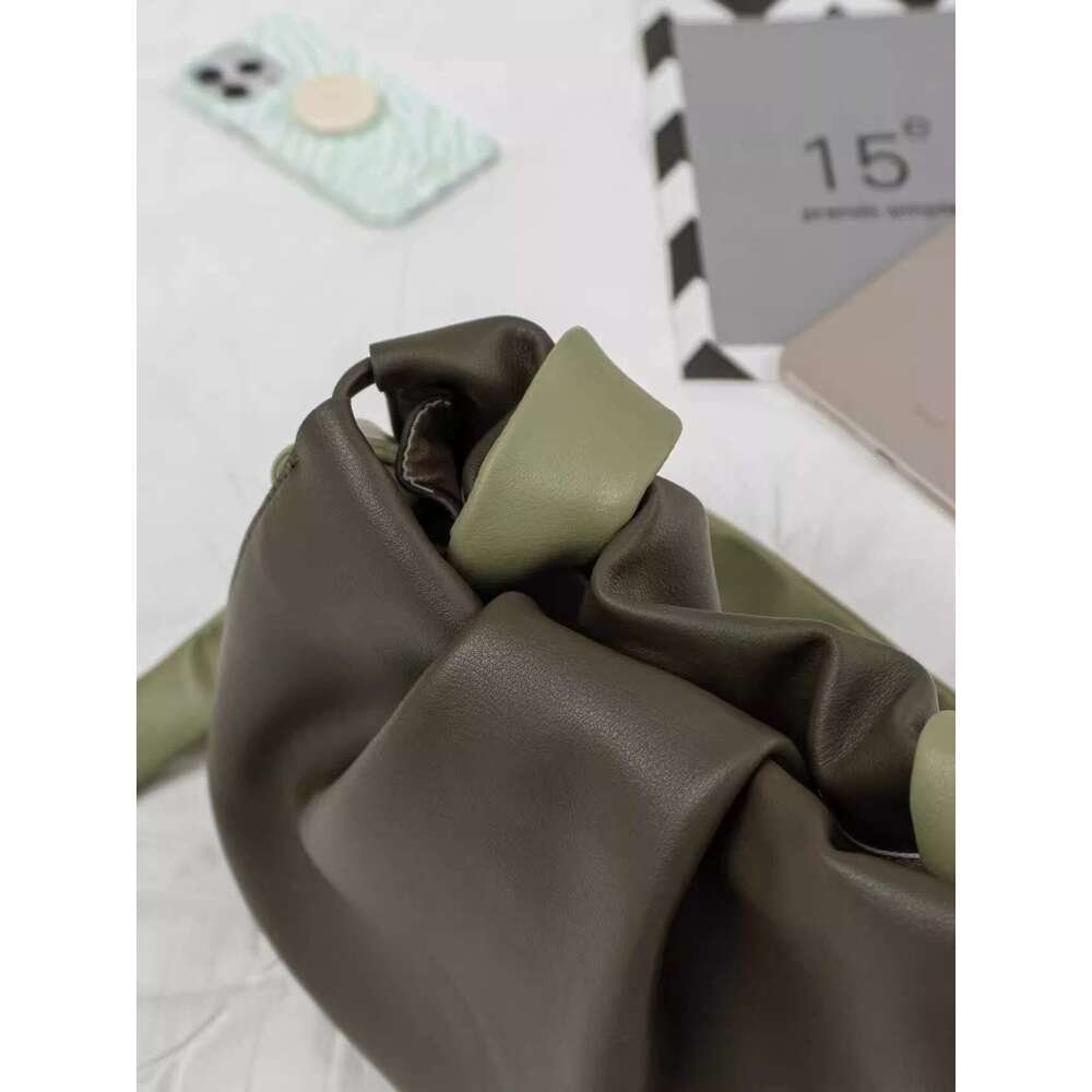 Spring summer simple and fresh one shoulder bucket 2025 new high-end texture niche crossbody large capacity commuting bag