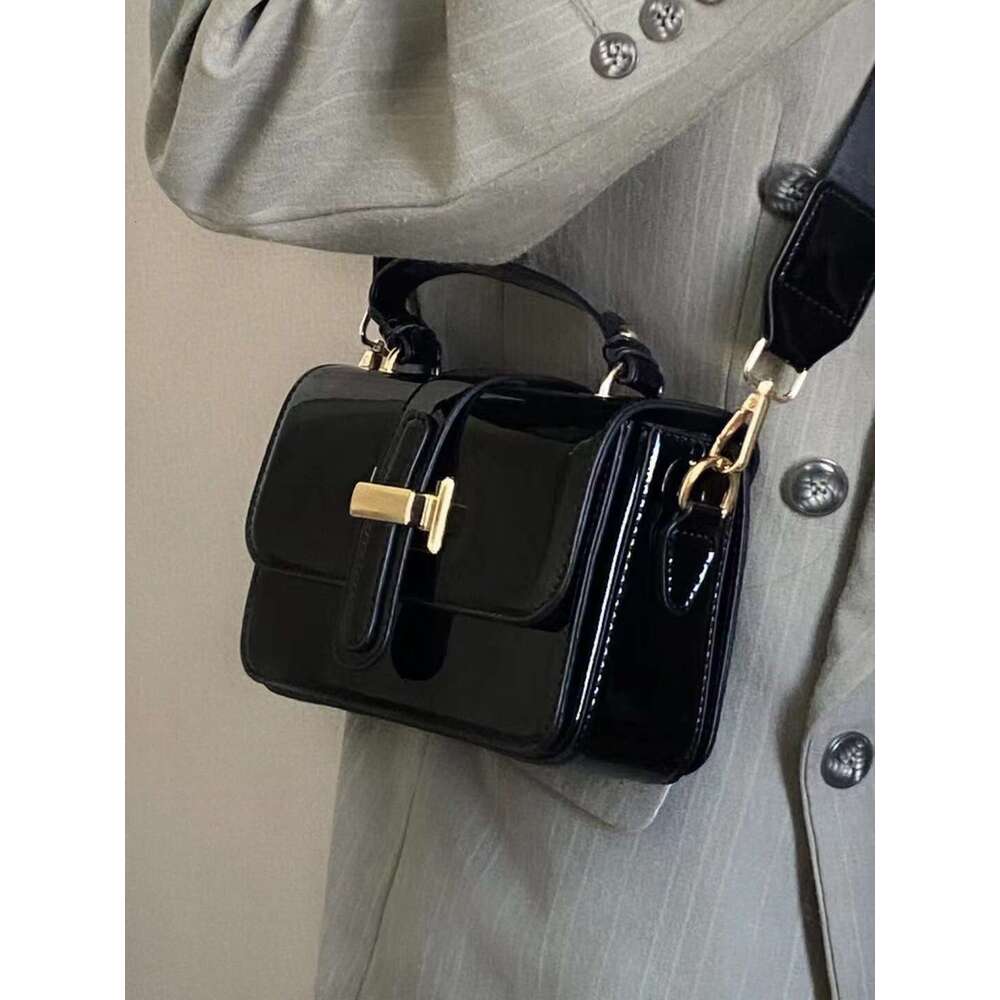 Women's handbag 2025 new niche design, fashionable high-end, hand-held small square bag, casual and simple single shoulder crossbody bag