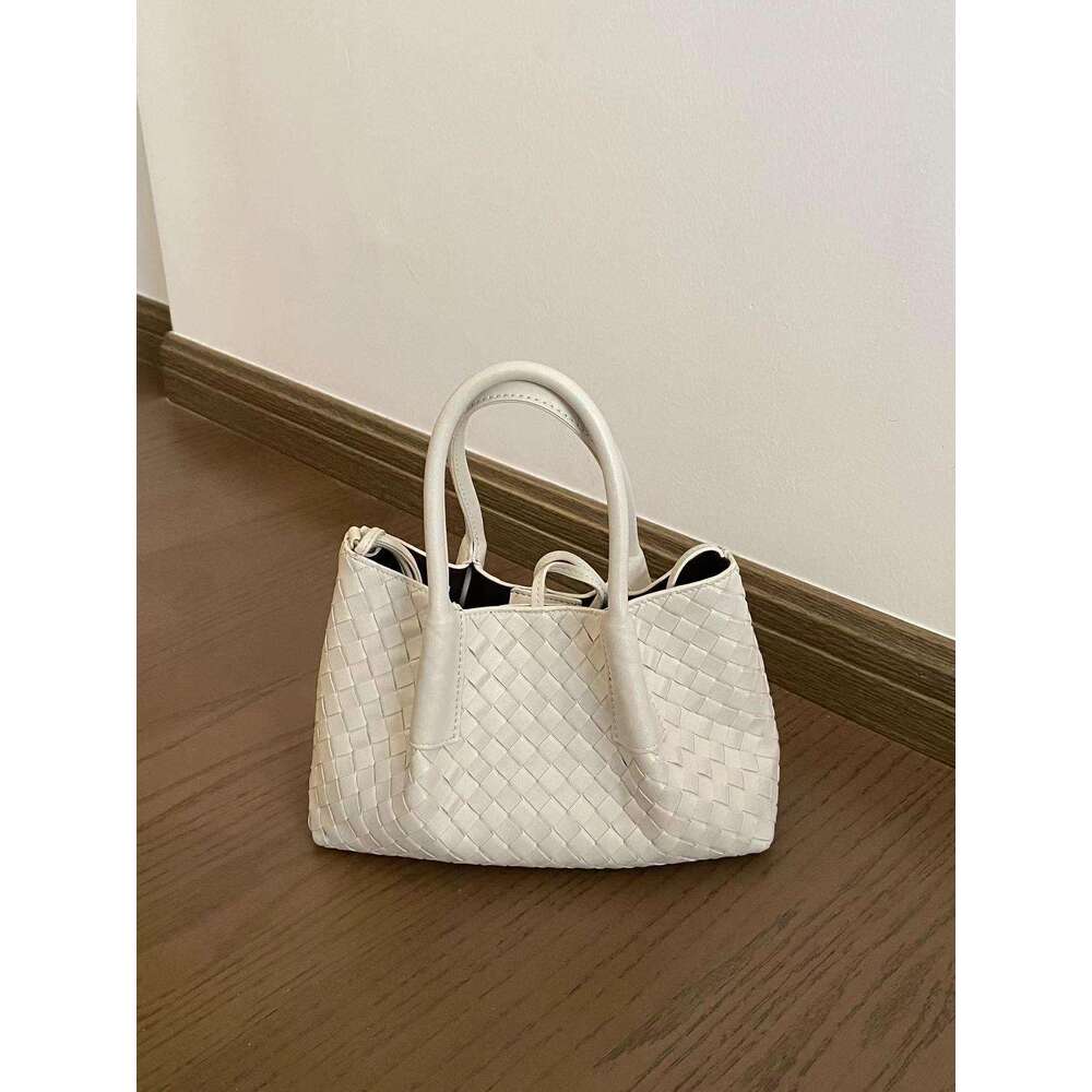 2025 New Knitted Handbag for Women, with a Luxury and niche Design, Single Shoulder Crossbody Versatile Commuter Tote Bag, Trendy