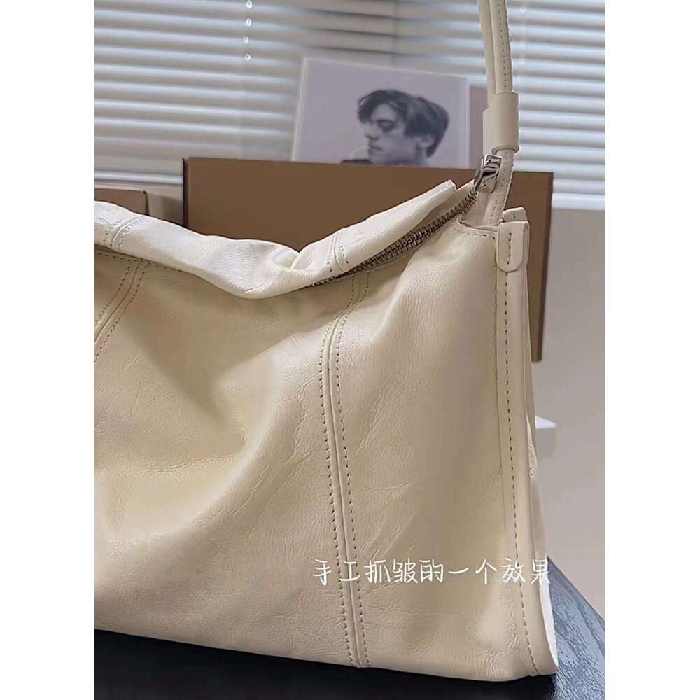 Light luxury high-end sensation explosive single shoulder 2025 new commuting tote wrinkled soft leather niche armpit bag