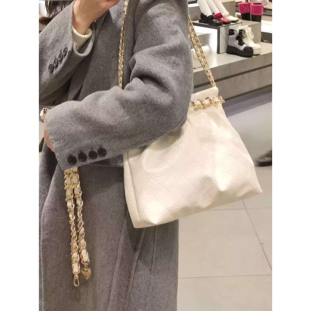 2025 spring/summer new niche fashion diamond grid chain wandering solid color soft leather texture shoulder crossbody bag