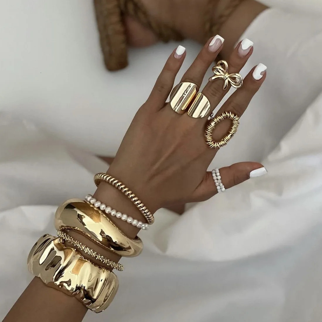 DIEZI Retro Pearl Wide Cuff Bracelet Mens Hip Hop Punk Gold Silver Geometric Spring Bracelet Womens Bracelet Jewelry 250425