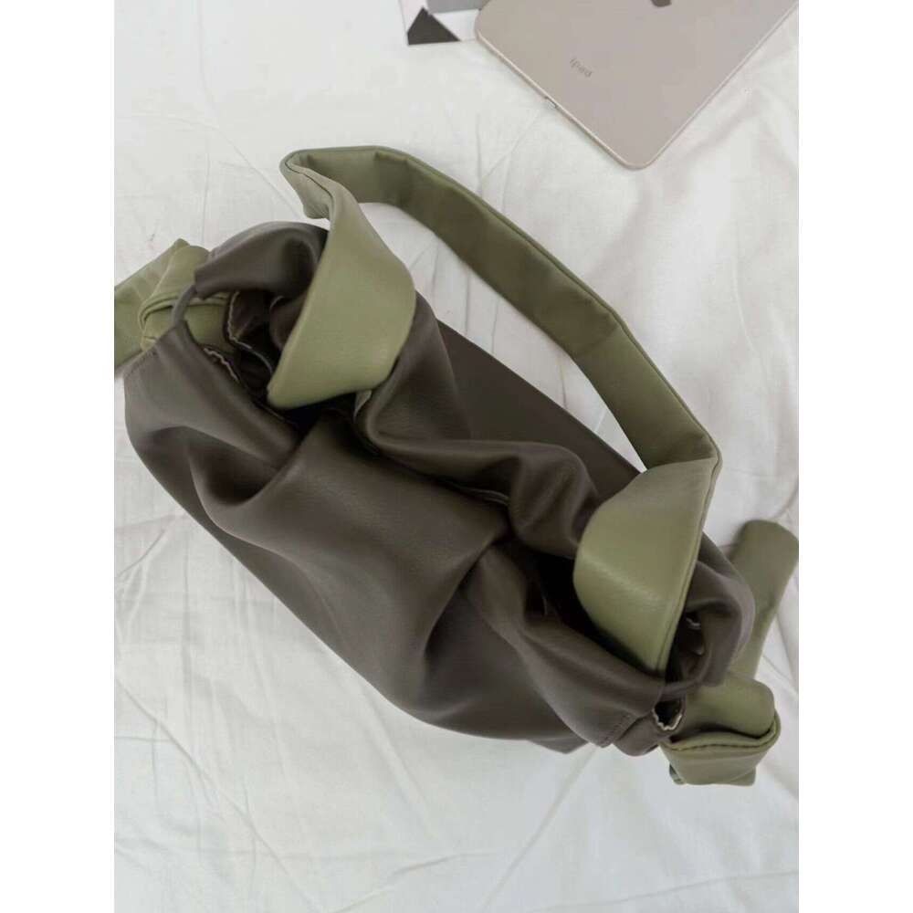 Spring summer simple and fresh one shoulder bucket 2025 new high-end texture niche crossbody large capacity commuting bag