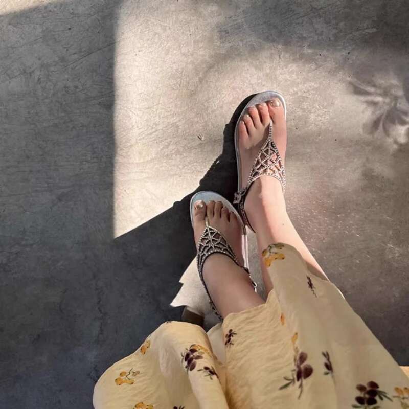 Sier Glitter Rhinestone Buckle Sandals T-Strap Herringbone Flats Women Hollow Out Comfortable Party Shoe