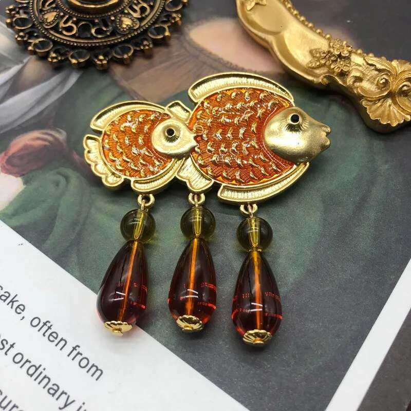 Vintage Women Men Fish Pendant Crytal Enamel Brooches Jewelry Classic Palace Style Retro Unisex Clothing Coat Badges Pins Gift
