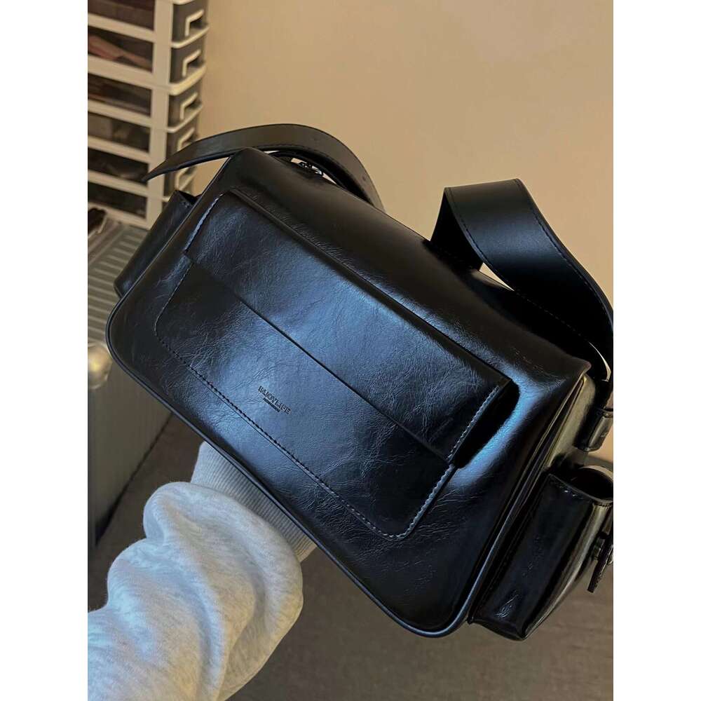 Cool spicy fashion women's 2025 spring new item, niche, simple and versatile shoulder bag, high-end Boston motorcycle bag
