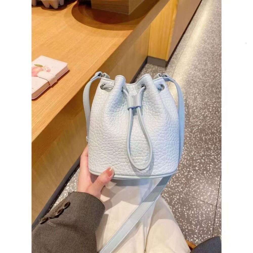 2025 summer new niche armpit fresh, simple, high-end feeling bucket commuting bag, versatile crossbody bag