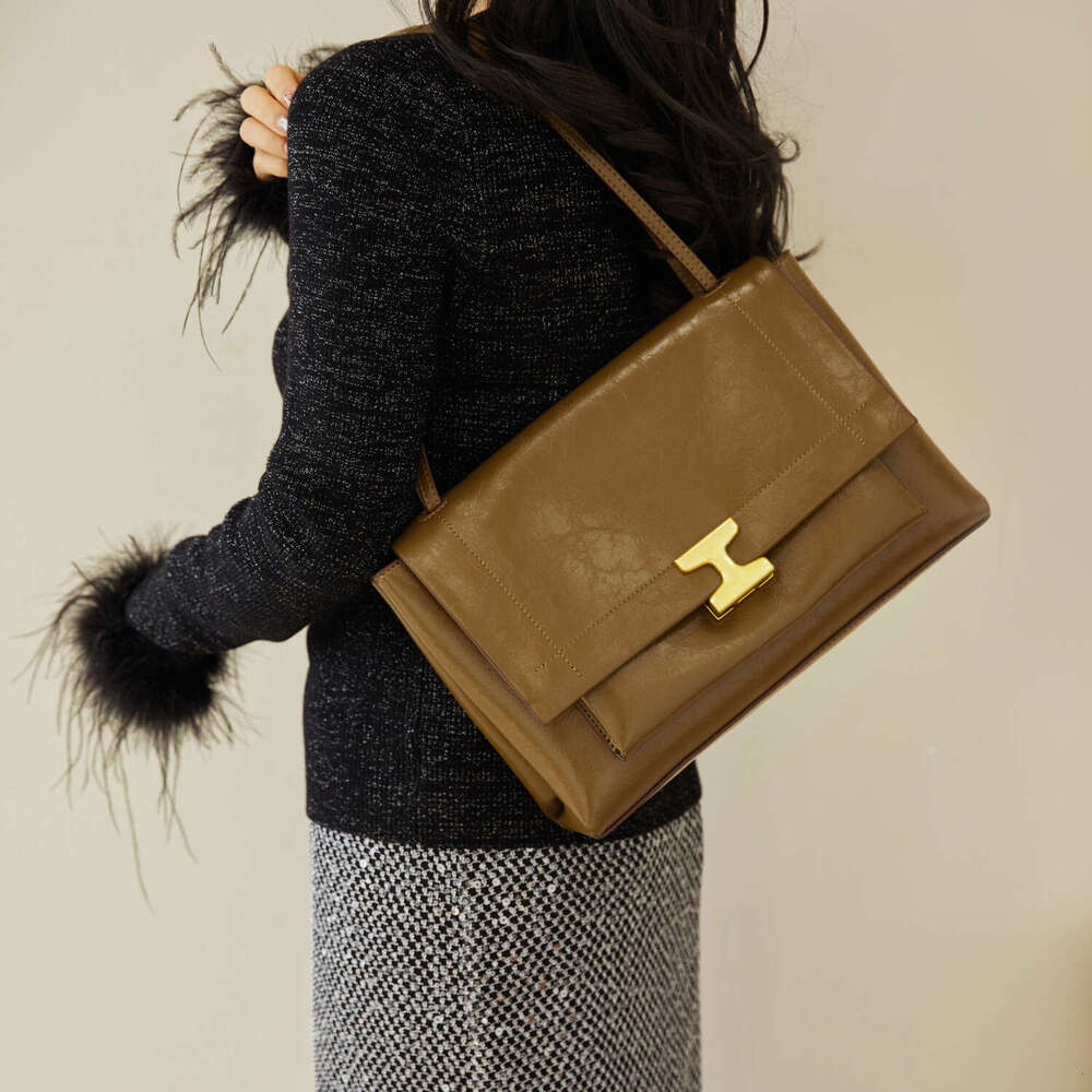 designer Women's bag Women's New Oil Leather Elegant Celebrity One Shoulder Crossbody Versatile Texture Postman Bag for Women