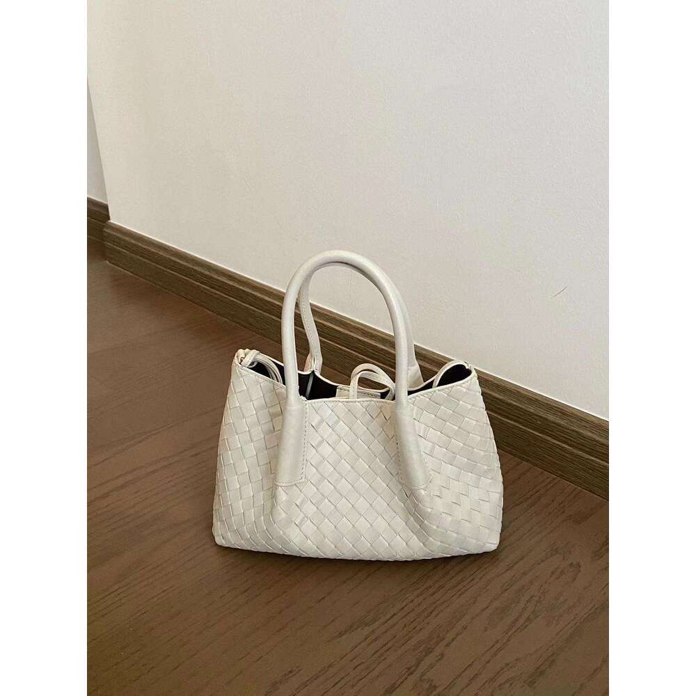 2025 New Knitted Handbag for Women, with a Luxury and niche Design, Single Shoulder Crossbody Versatile Commuter Tote Bag, Trendy