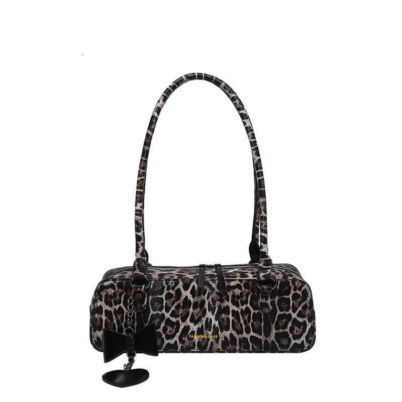 New Leopard Print Armpit With Fashionable Texture, Versatile Handbag Temperament, Niche Single Shoulder Baguette Bag