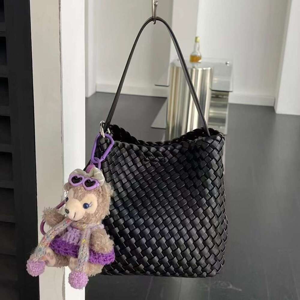 2025 new high-end handmade woven large capacity single shoulder tote underarm bag, water bucket bag