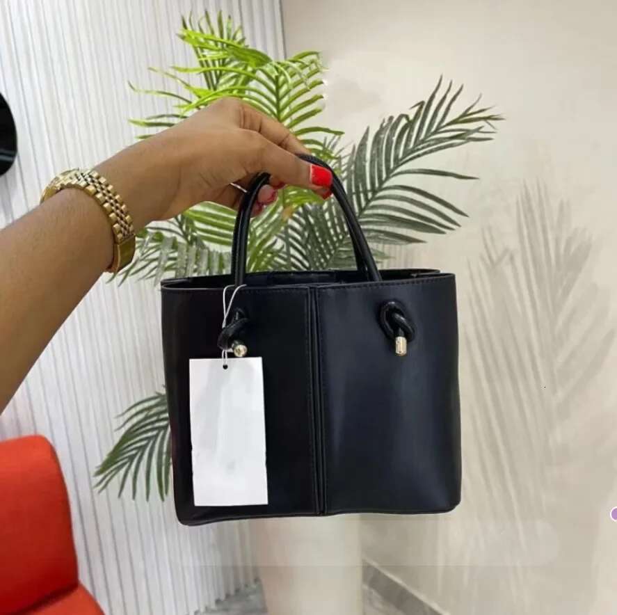 Fashionable European And American Style Vintage Bucket Bag With Large Capacity Single Shoulder Slant Crossbody Handbag