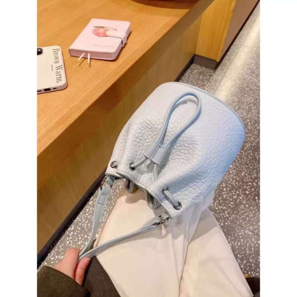 2025 summer new niche armpit fresh, simple, high-end feeling bucket commuting bag, versatile crossbody bag
