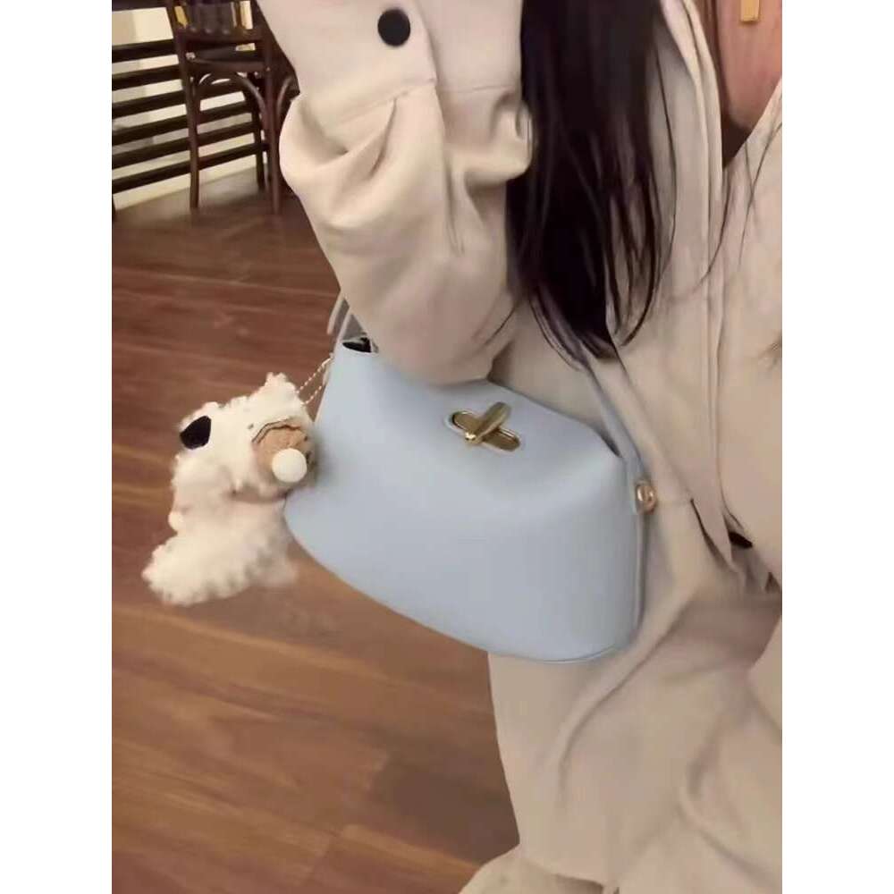 Small and cute western-style hand-held yuanbao 2025 summer new lock bag, dopamine small fresh crossbody bag