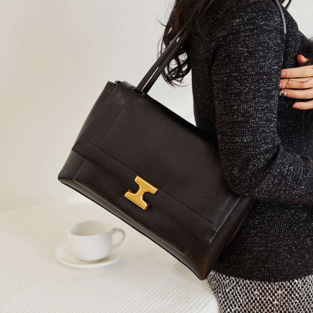 designer Women's bag Women's New Oil Leather Elegant Celebrity One Shoulder Crossbody Versatile Texture Postman Bag for Women