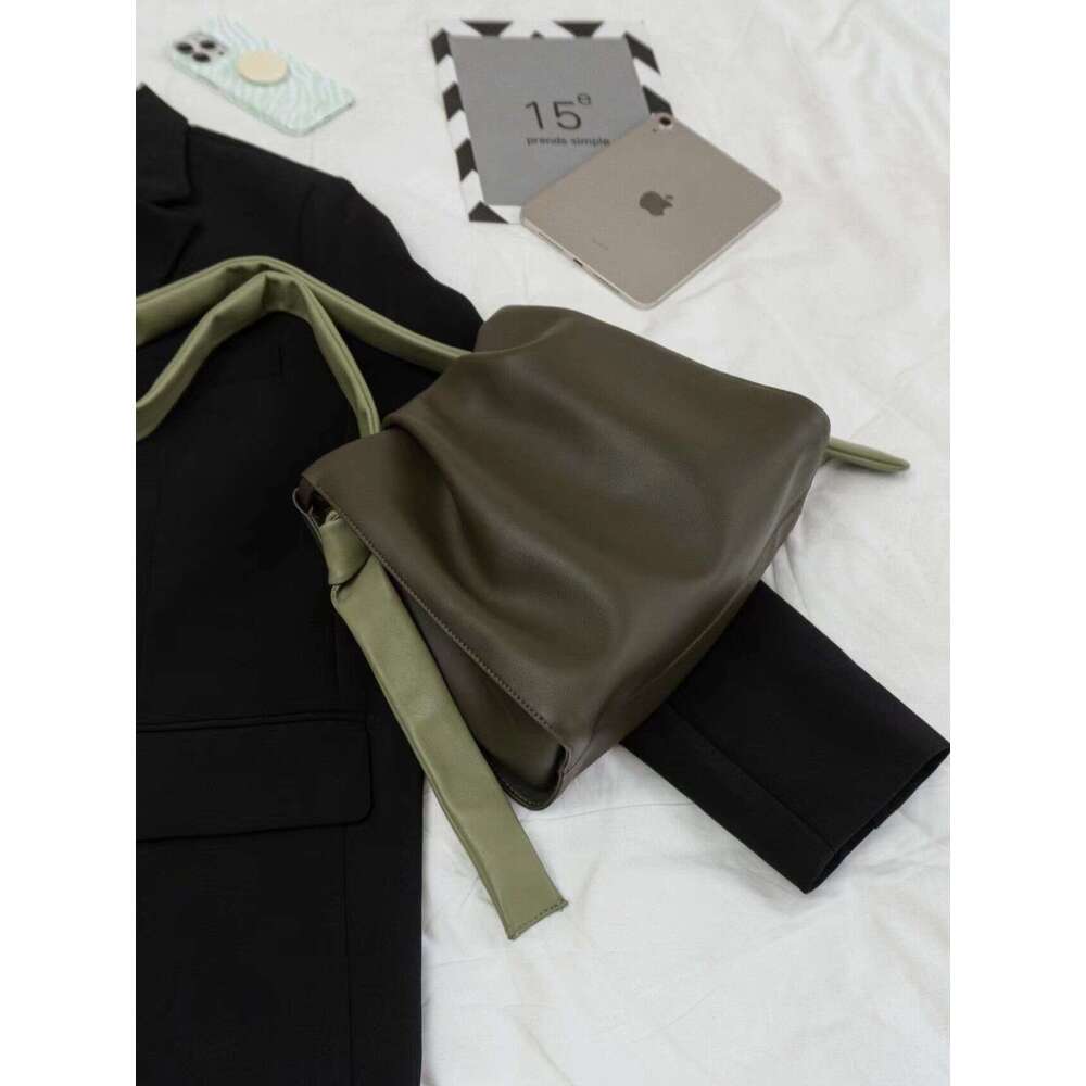Spring summer simple and fresh one shoulder bucket 2025 new high-end texture niche crossbody large capacity commuting bag