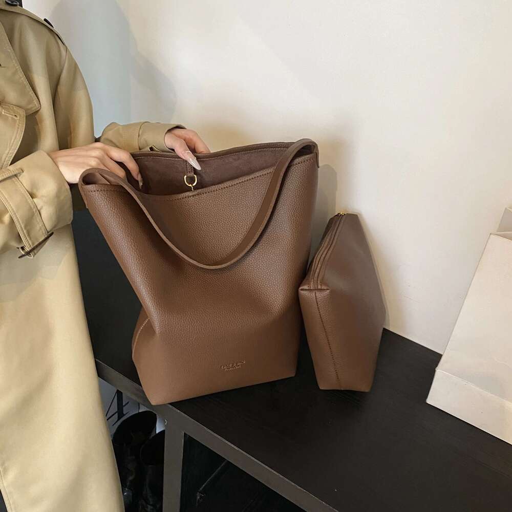 Simple high sense of fashion portable bucket large volume sub-package monochrome shoulder bag