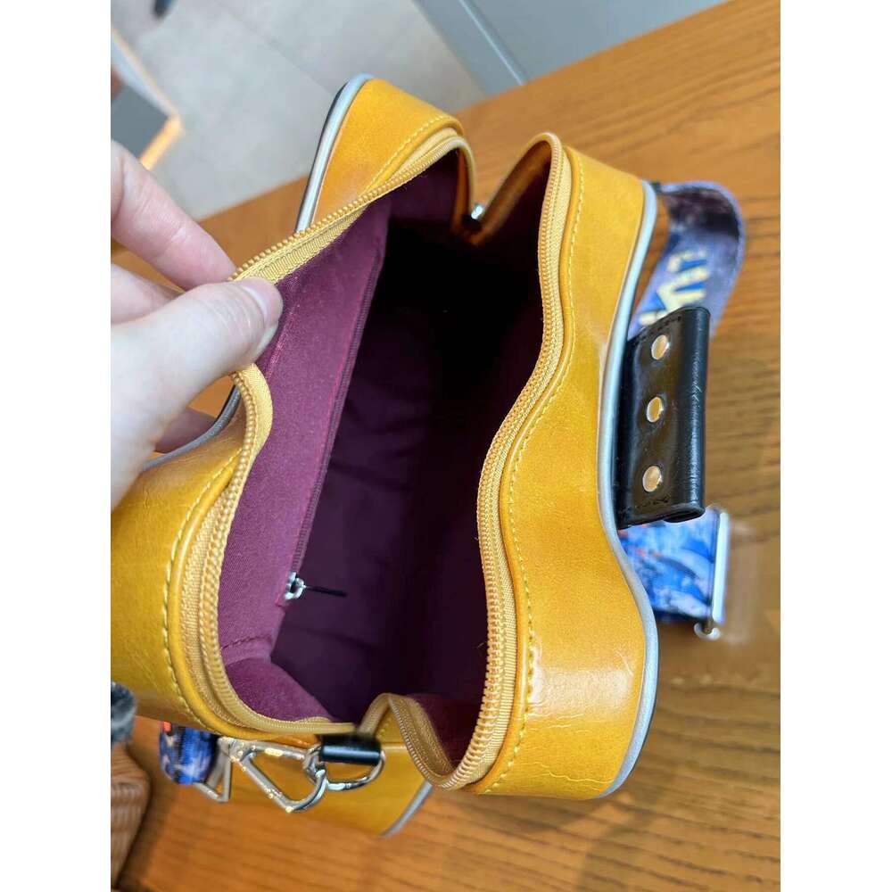 Personality Creative Y2k Hot Girl American Retro Shape Bass Guitar Special-Shaped Shoulder Messenger Bag Tren