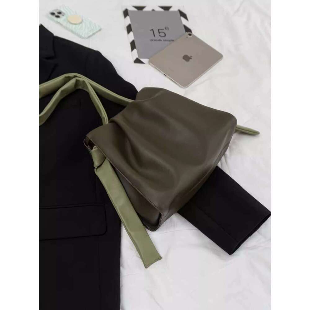 Spring summer simple and fresh one shoulder bucket 2025 new high-end texture niche crossbody large capacity commuting bag