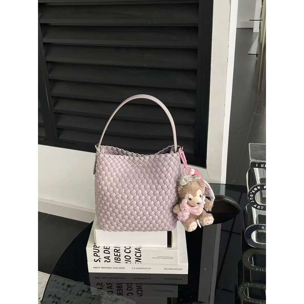 2025 new high-end handmade woven large capacity single shoulder tote underarm bag, water bucket bag