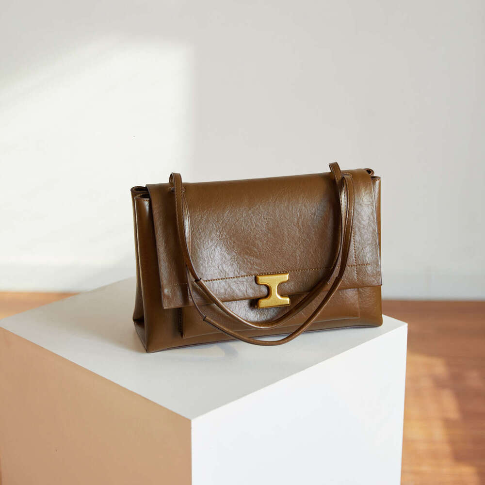 designer Women's bag Women's New Oil Leather Elegant Celebrity One Shoulder Crossbody Versatile Texture Postman Bag for Women
