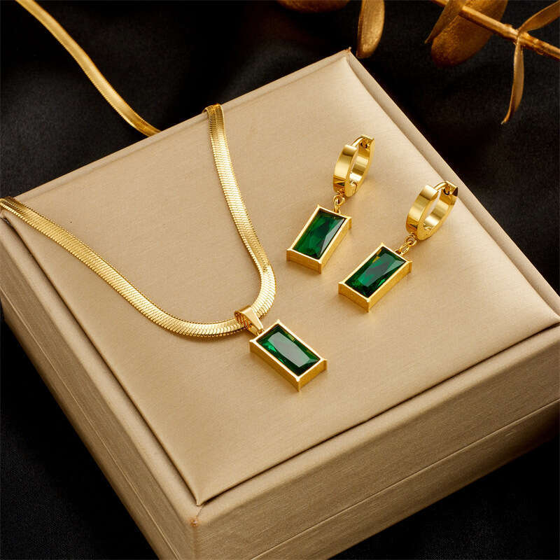 Japanese And Korean Style Niche Design, High-End Blade Chain, Light , Emerald Zircon Pendant, Titanium Steel Necklace For Women