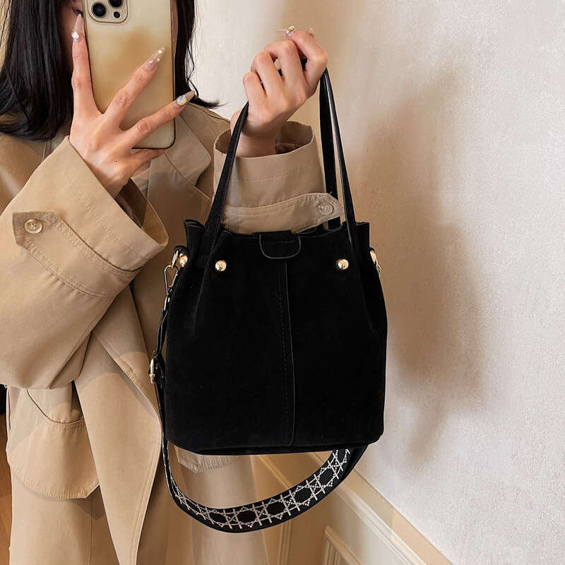 This Year's Popular Bucket Women's 2025 New High-End Single Summer Versatile Wide Shoulder Strap Crossbody Bag