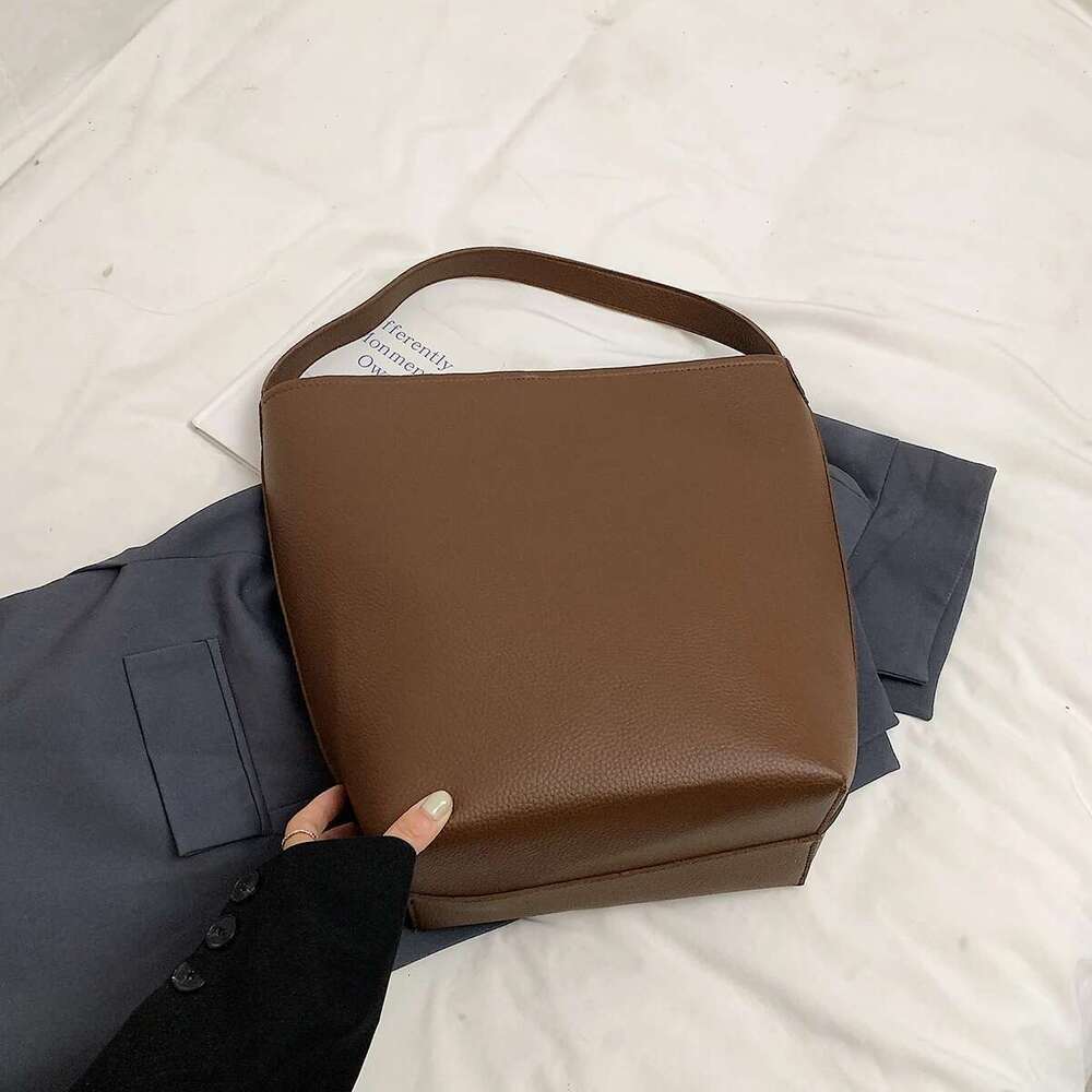Simple high sense of fashion portable bucket large volume sub-package monochrome shoulder bag