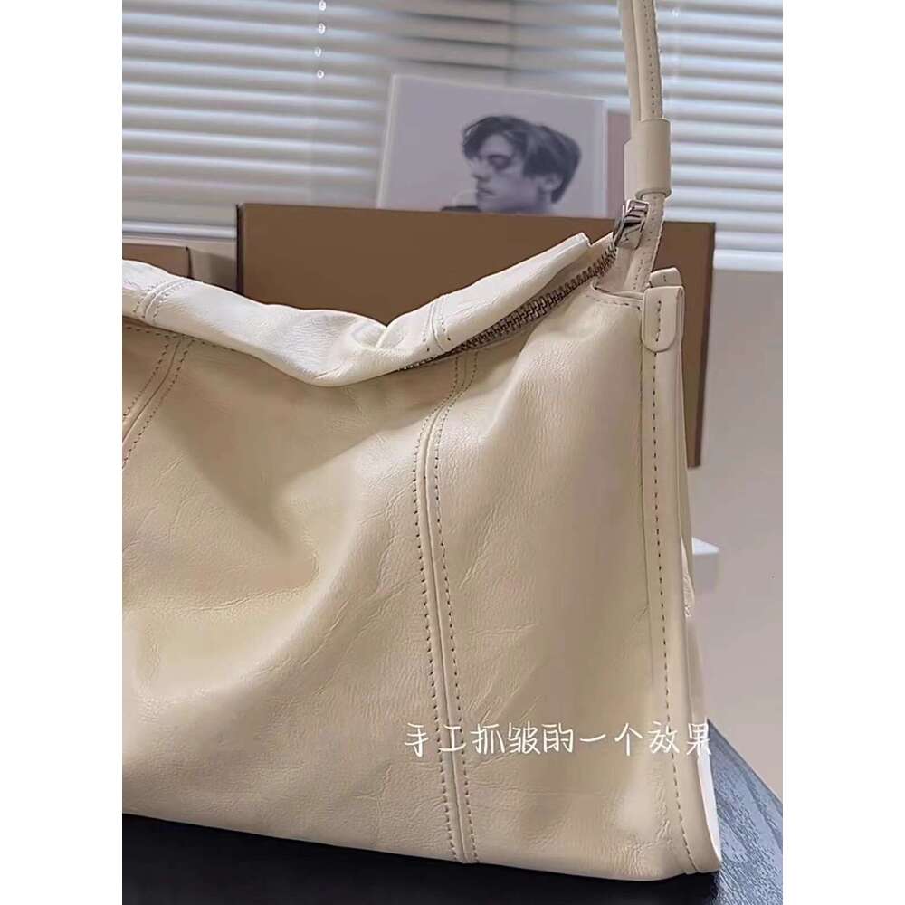 Light luxury high-end sensation explosive single shoulder 2025 new commuting tote wrinkled soft leather niche armpit bag