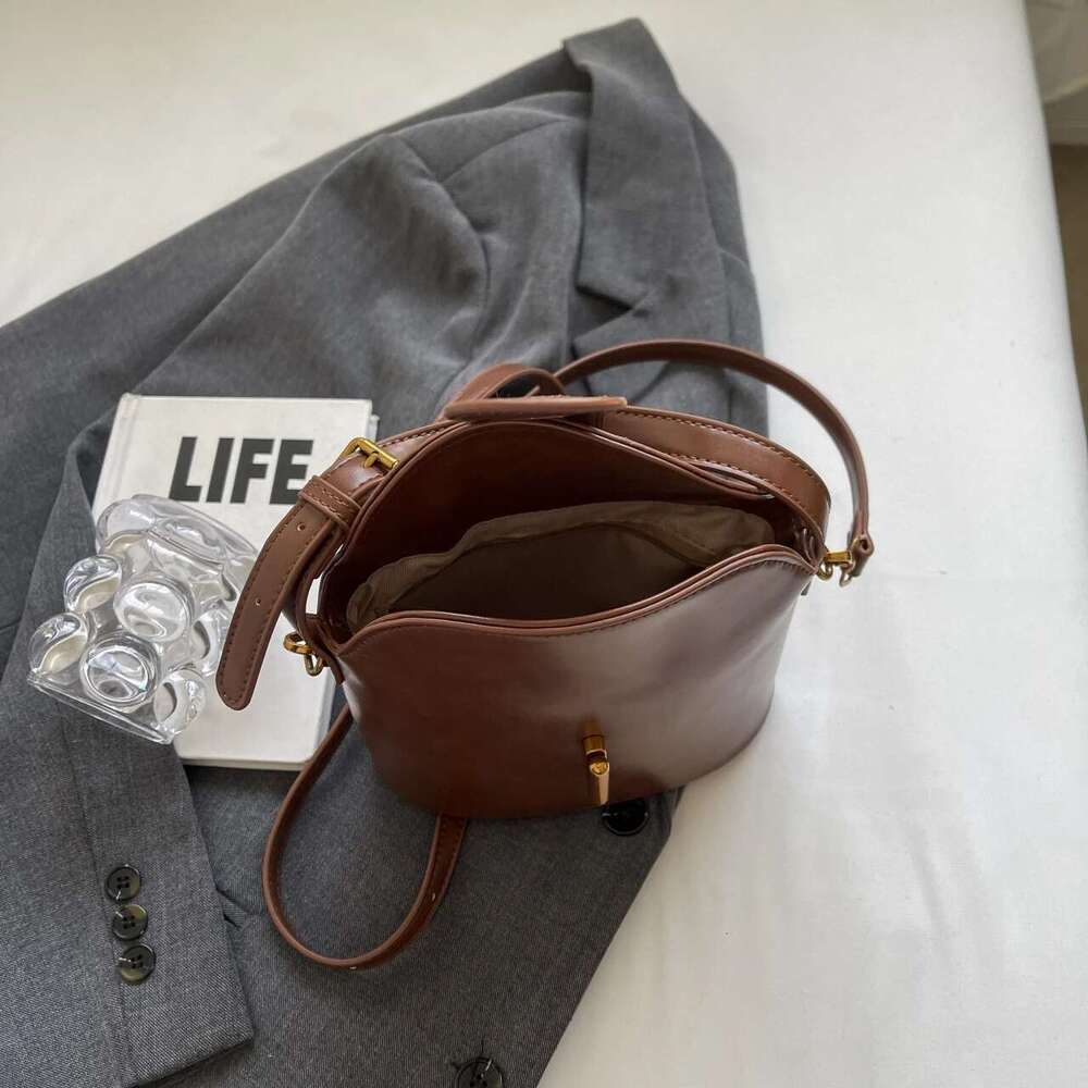 High Fashion Hand-Held Oblique Straddle Retro Pure Color Niche Design Bucket Shoulder Bag