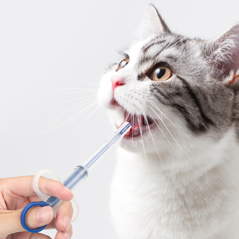 Pet small feeding device, cat and dog feeding device, pet push-type feeding device/feeding apparatus, convenient to use, suitable for feeding pets dur
