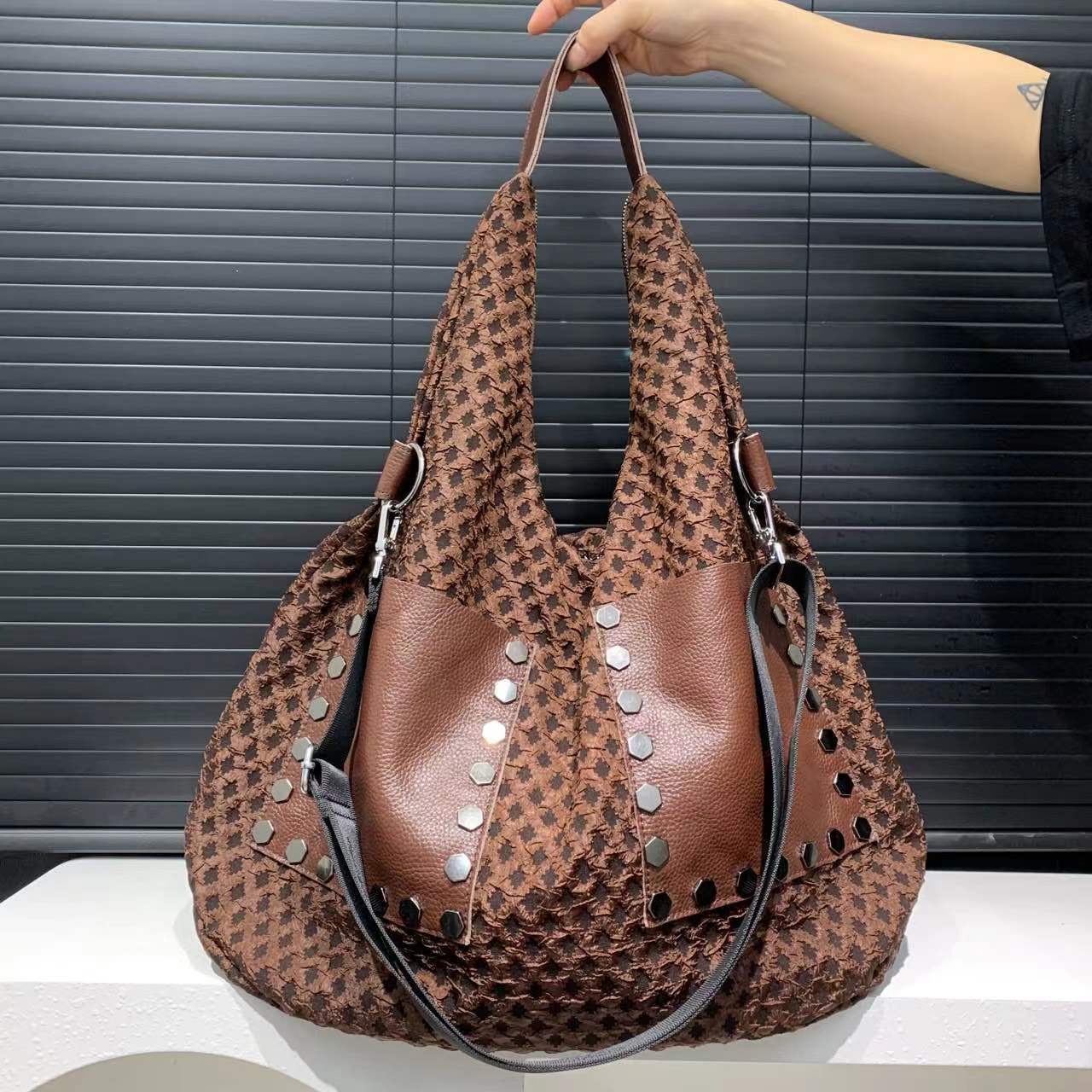 Ladies' Korean style personalized mesh large bag with large capacity rivet cowhide splicing trend shoulder bag