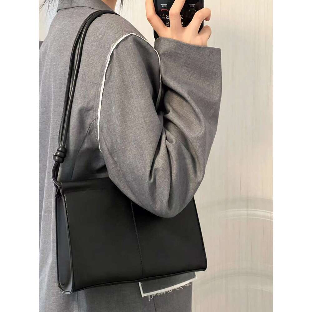 Korean Ins niche design simple underarm small square 2025 new fashionable and versatile casual hand-held shoulder bag