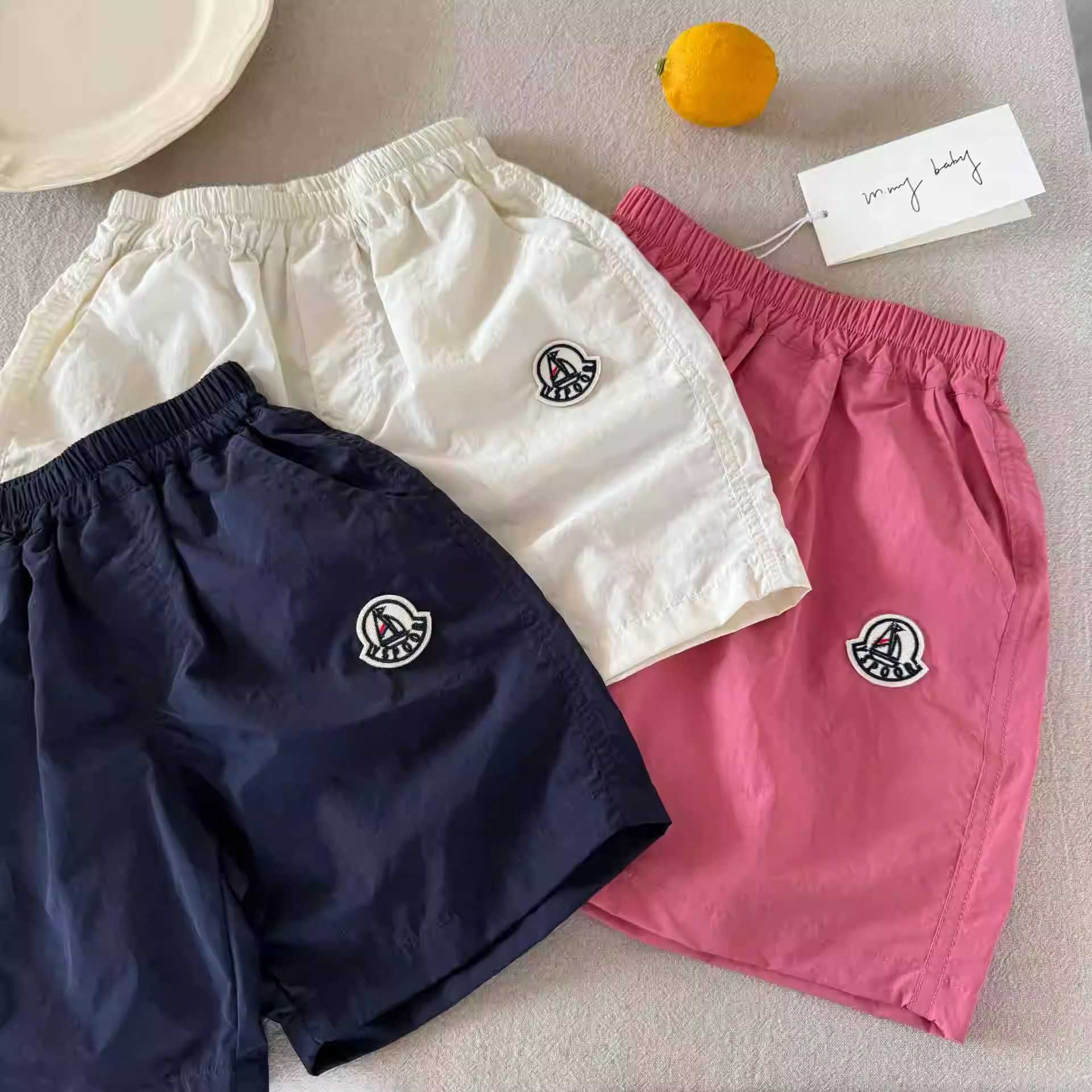 Childrens Shorts Mens Outerwear for Summer 2025 Korean Style Medium and Small Childrens Solid Color Shorts Breathable Baby Five Quarter Pants Womens t