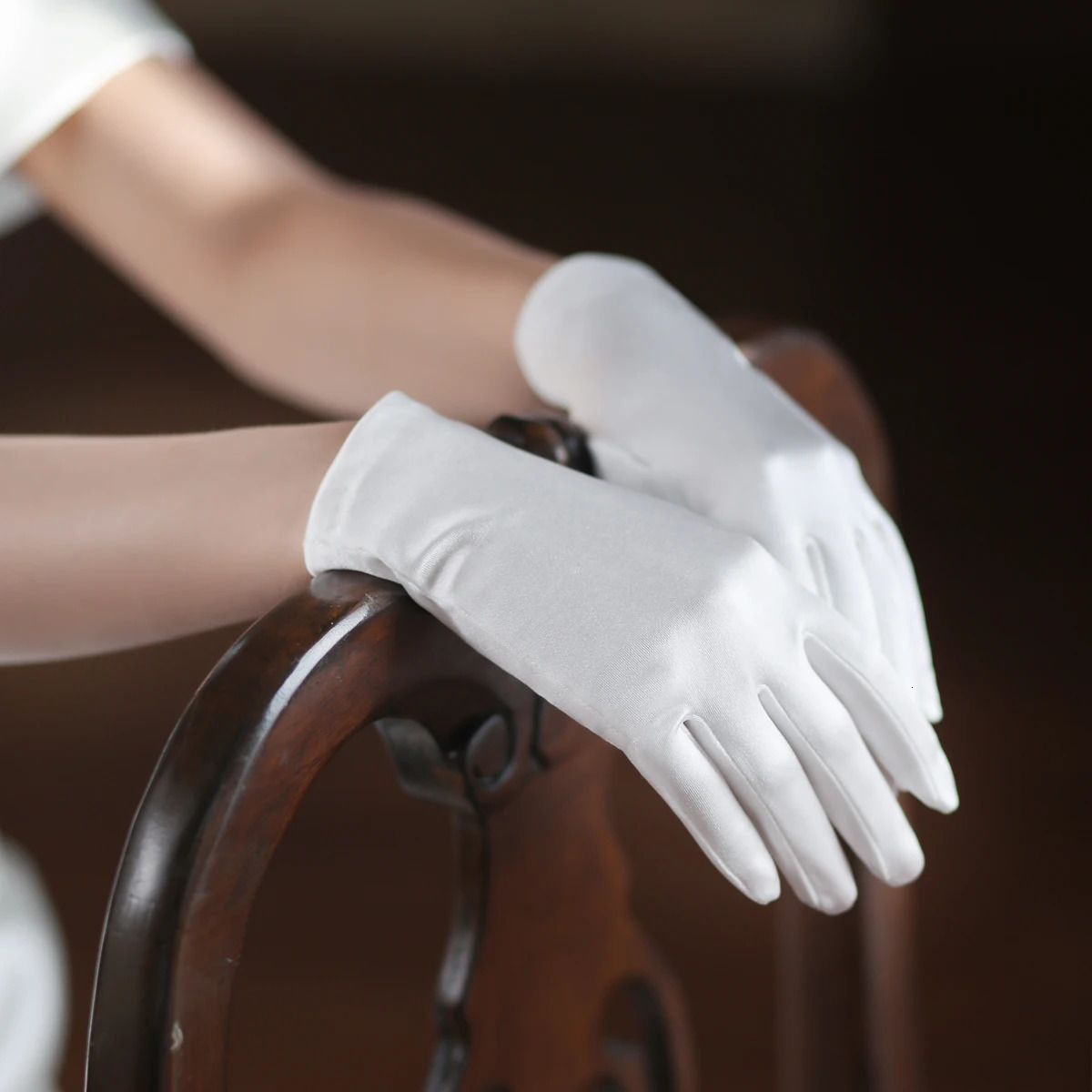 WG066 Elegant Satin White Short Bridal Gloves Fingers Bridal Wrist Bridal Maid Masturbation Performance Ball Accessories 250430